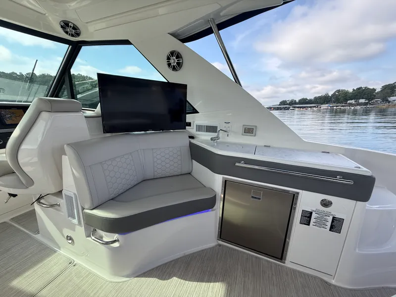 Slide: The Image of Sea Ray 320 SUNDANCER 2024 - 24