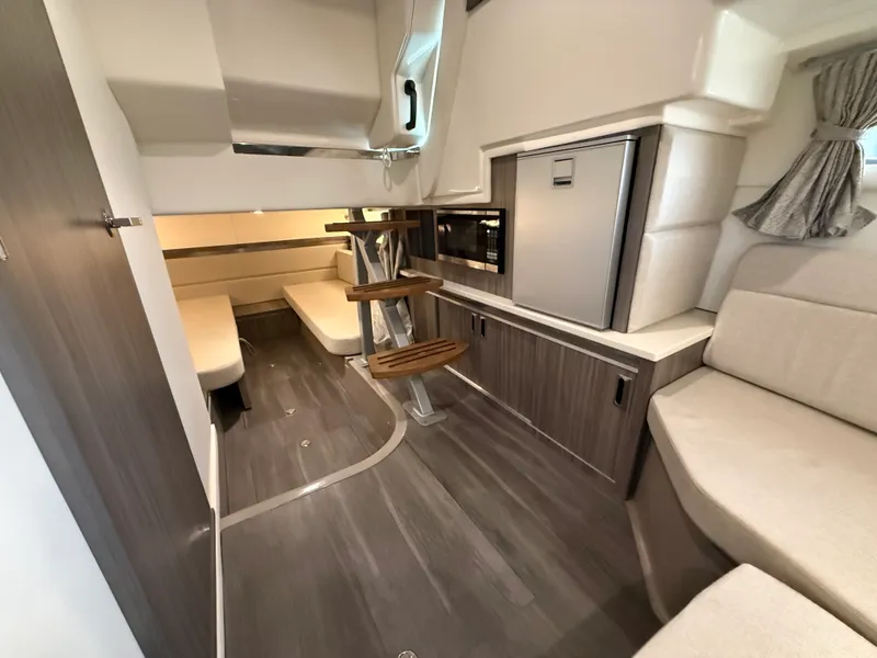Slide: The Image of Sea Ray 320 SUNDANCER 2024 - 49