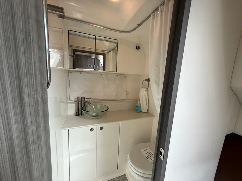 Slide: The Image of Sea Ray 320 SUNDANCER 2024 - 48