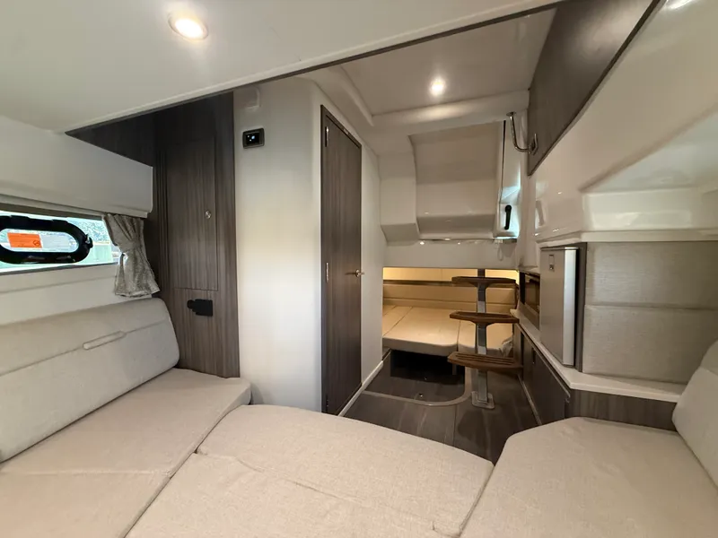 Slide: The Image of Sea Ray 320 SUNDANCER 2024 - 55