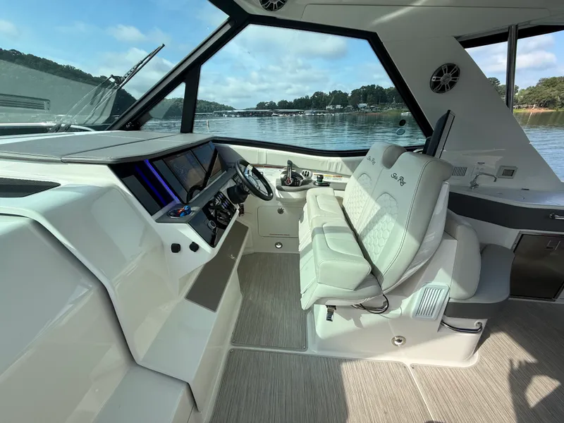 Slide: The Image of Sea Ray 320 SUNDANCER 2024 - 31