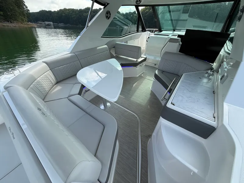 Slide: The Image of Sea Ray 320 SUNDANCER 2024 - 22
