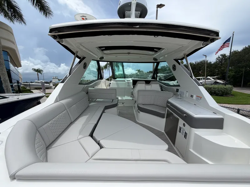Slide: The Image of Sea Ray Sundancer 320 Outboard 2027 - 8