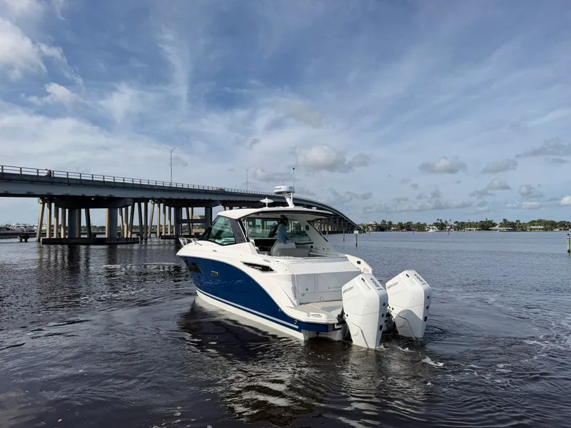 Slide: The Image of Sea Ray Sundancer 320 Outboard 2027 - 8