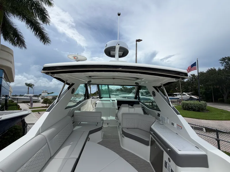 Slide: The Image of Sea Ray Sundancer 320 Outboard 2027 - 9