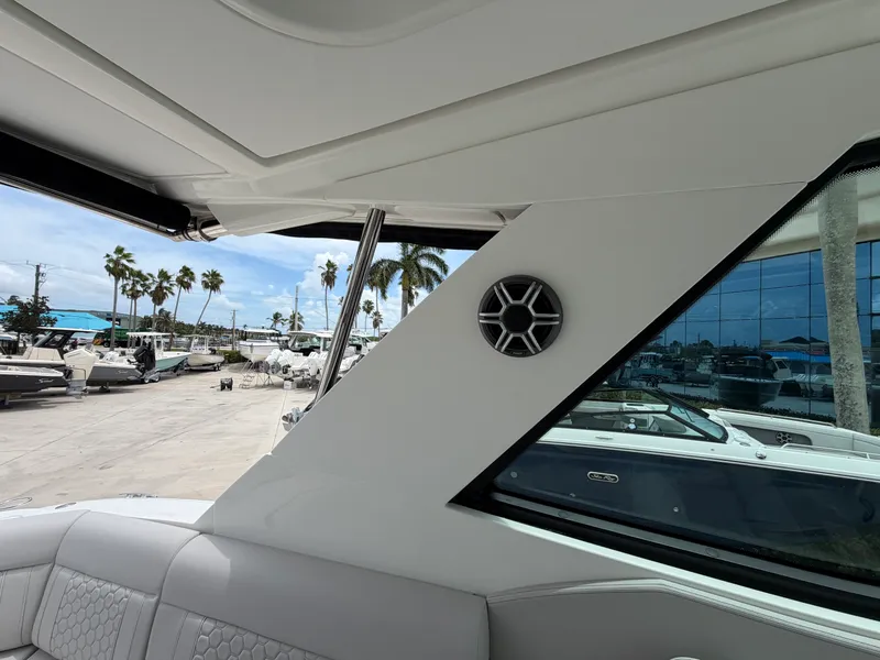 Slide: The Image of Sea Ray Sundancer 320 Outboard 2027 - 40