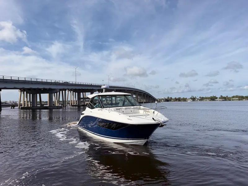 Slide: The Image of Sea Ray Sundancer 320 Outboard 2027 - 4