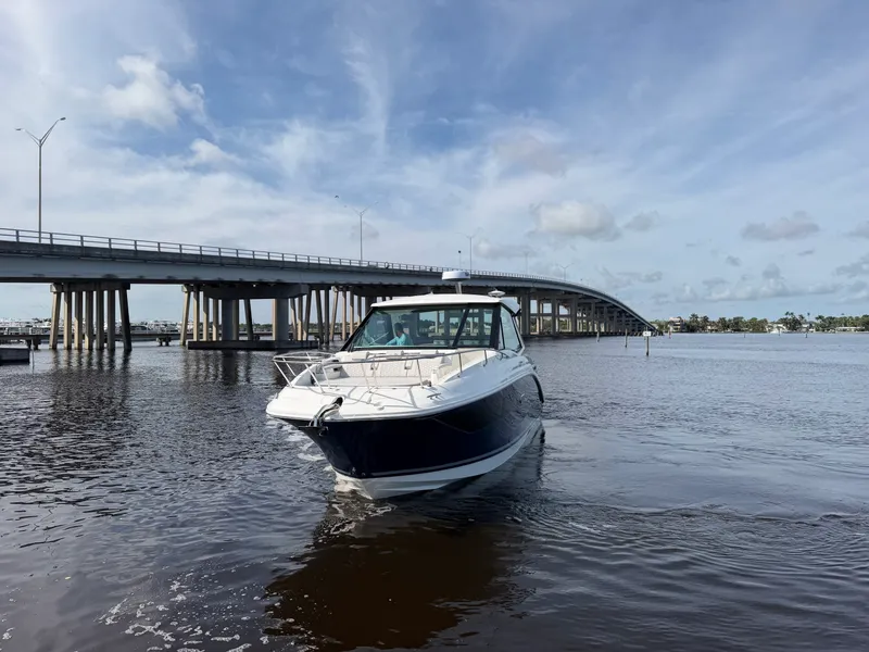 Slide: The Image of Sea Ray Sundancer 320 Outboard 2027 - 11