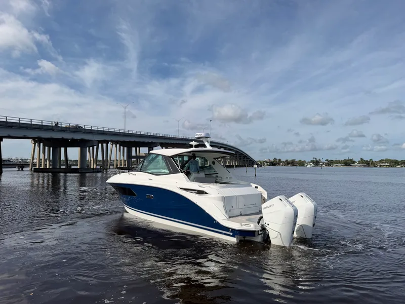 Slide: The Image of Sea Ray Sundancer 320 Outboard 2027 - 7
