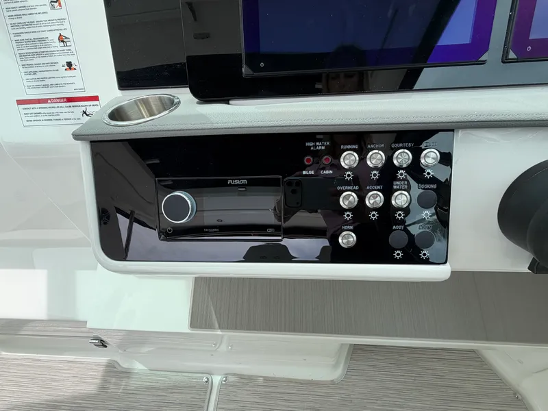 Slide: The Image of Sea Ray Sundancer 320 Outboard 2027 - 22