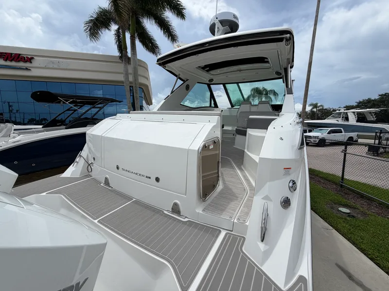 Slide: The Image of Sea Ray Sundancer 320 Outboard 2027 - 4
