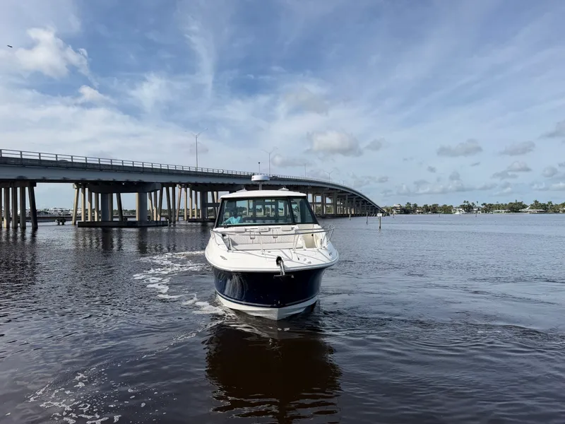 Slide: The Image of Sea Ray Sundancer 320 Outboard 2027 - 5