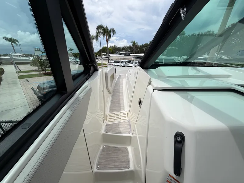 Slide: The Image of Sea Ray Sundancer 320 Outboard 2027 - 23