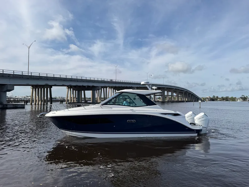 Slide: The Image of Sea Ray Sundancer 320 Outboard 2027 - 14
