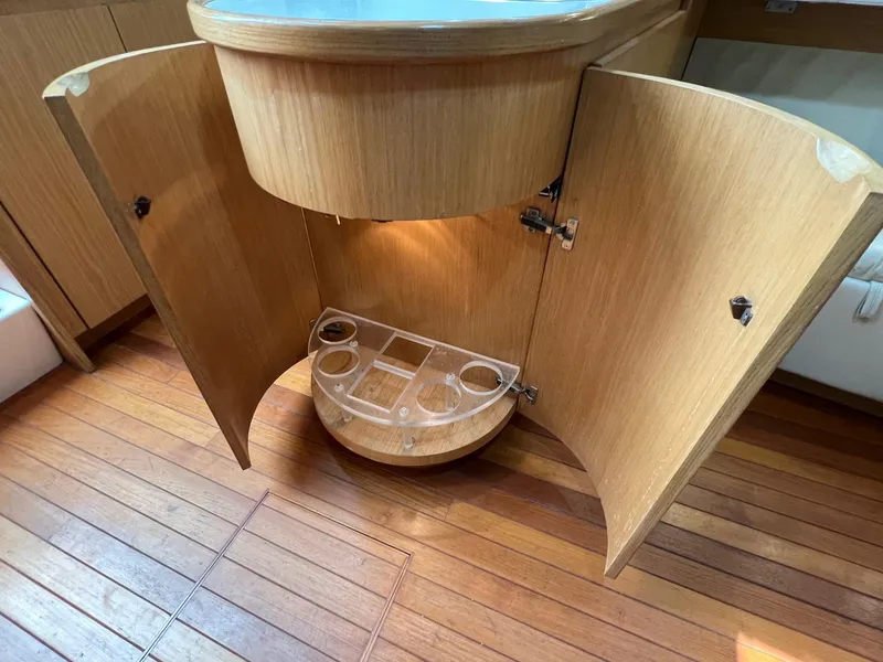 Slide: The Image of Tiara 4300 Open - 32