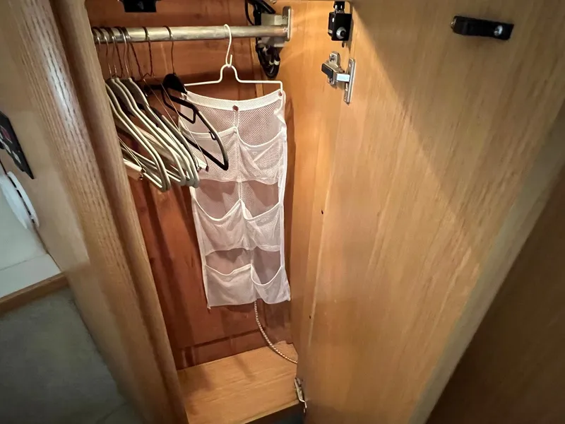 Slide: The Image of Tiara 4300 Open - 40