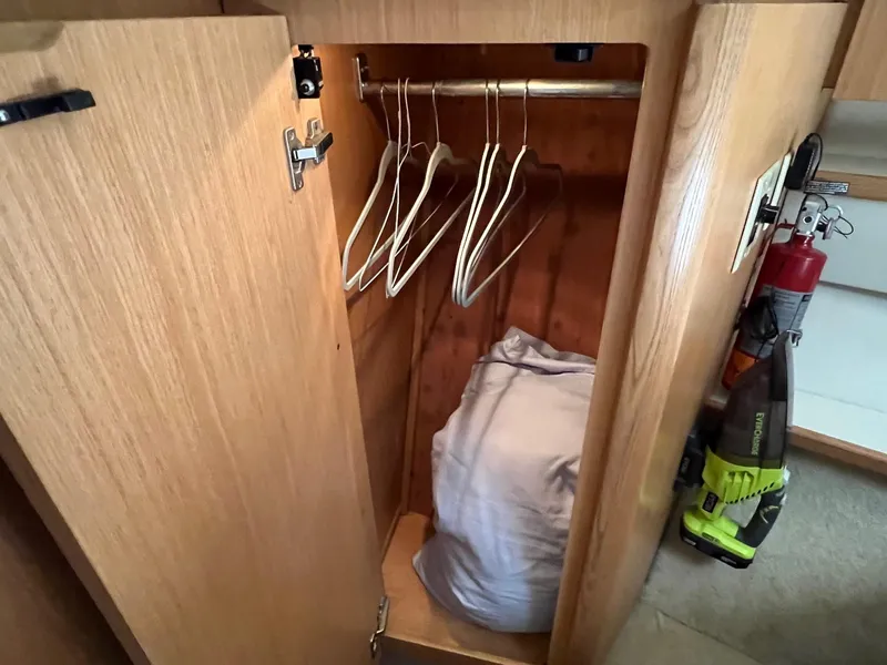 Slide: The Image of Tiara 4300 Open - 41