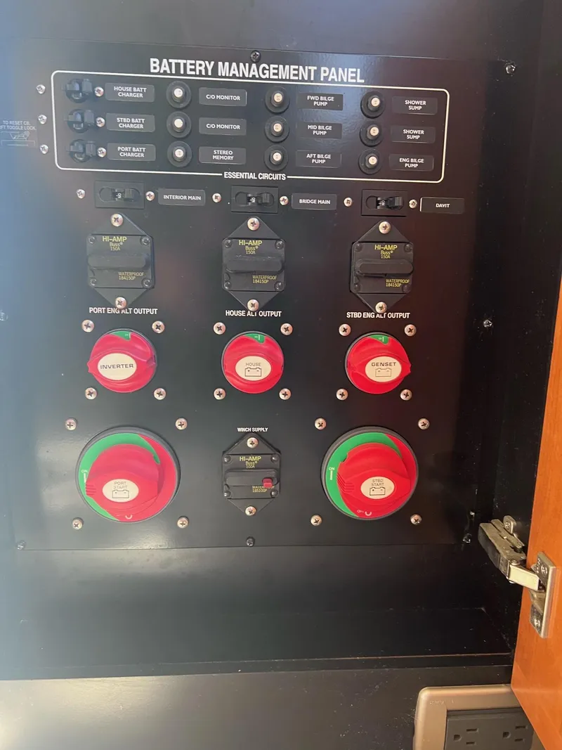 Slide: The Image of Meridian 490 Pilothouse 2004 - 51