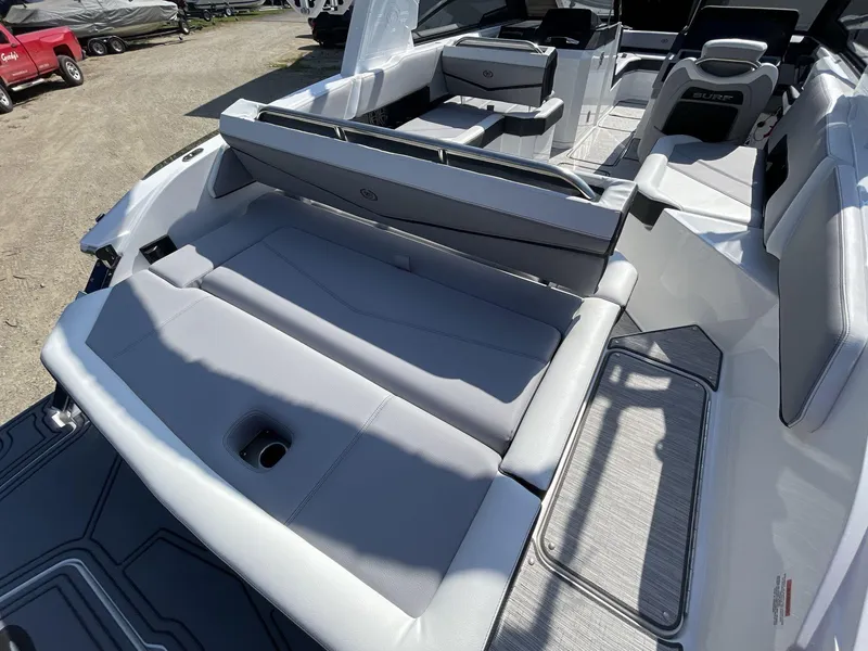 Slide: The Image of Cobalt R6 Surf 2023 - 133