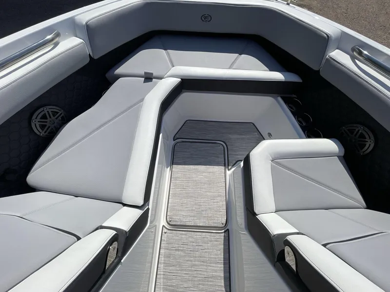 Slide: The Image of Cobalt R6 Surf 2023 - 183