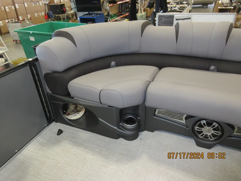 Slide: The Image of Avalon Catalina Quad Lounge Windshield - 25 FT Triple TWIN "Phantom Throttle" 2026 - 10