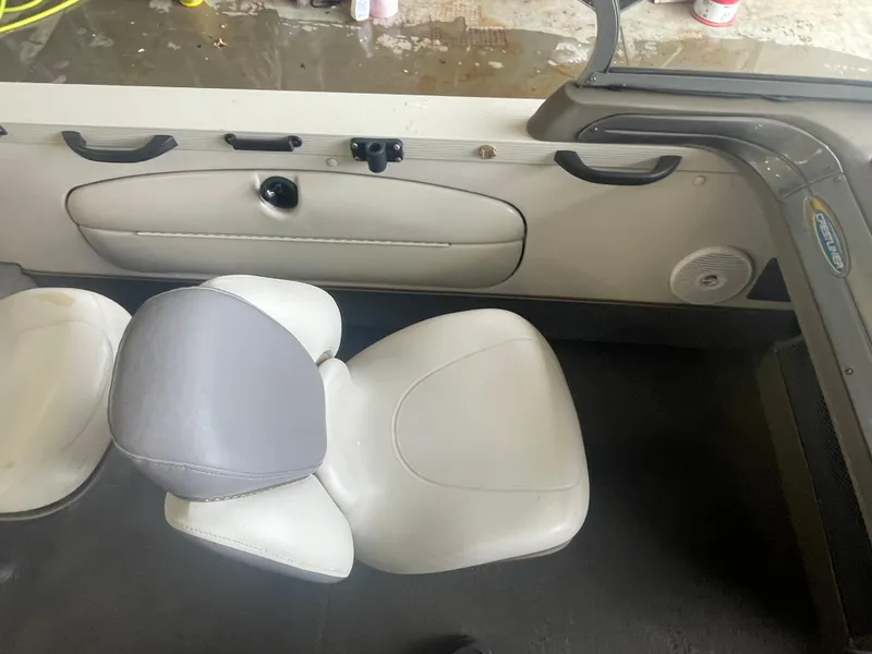 Slide: The Image of Throttle control and capacity label on 2004 Crestliner 1700 SUPER HAWK boat. - 11