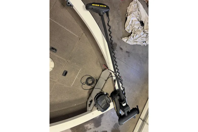 Slide: The Image of 2004 Crestliner 1700 SUPER HAWK boat interior with Minn Kota trolling motor. - 15