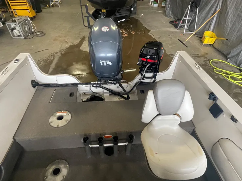 Slide: The Image of Interior of 2004 Crestliner 1700 SUPER HAWK boat with white seating and fishing rod holder. - 8