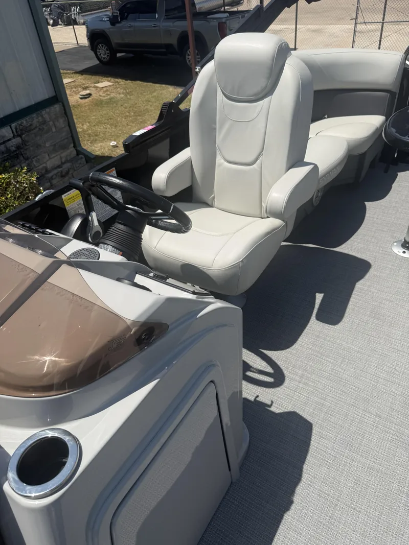 Slide: The Image of Sylvan Mirage Cruise 820 LZ 2023 - 16