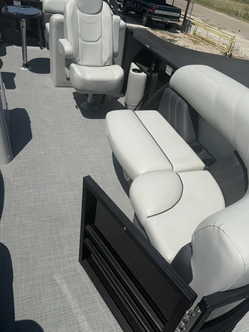 Slide: The Image of Sylvan Mirage Cruise 820 LZ 2023 - 13