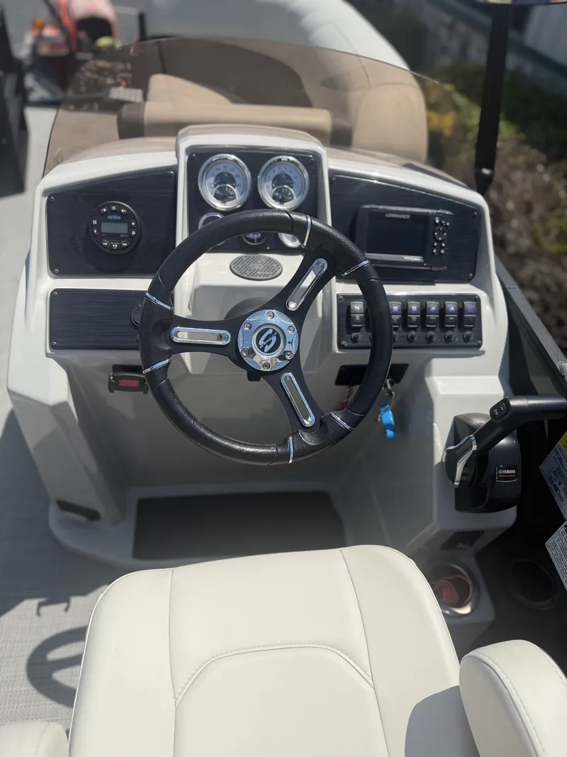 Slide: The Image of Sylvan Mirage Cruise 820 LZ 2023 - 25