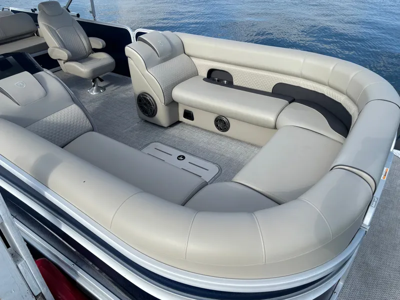 Slide: The Image of Premier 250 Solaris RL 2023 - 193