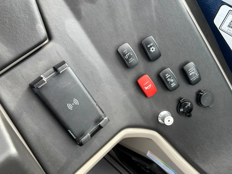 Slide: The Image of Premier 250 Solaris RL 2023 - 196