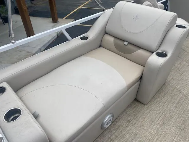 Slide: The Image of 2017 JC 245 TT Spirit boat lounge seat with cup holders - 15