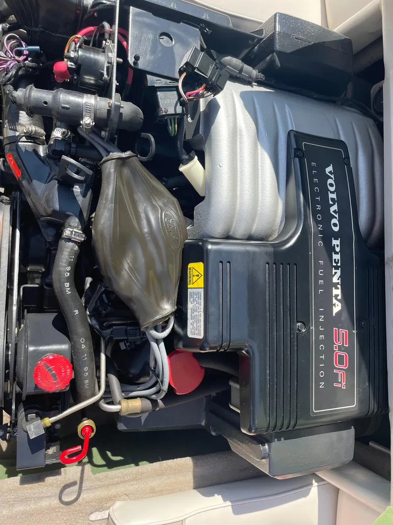 Slide: The Image of 1996 Four Winns 190 Horizon DLX engine with Volvo Penta 5.0 Fi electronic fuel injection. - 34