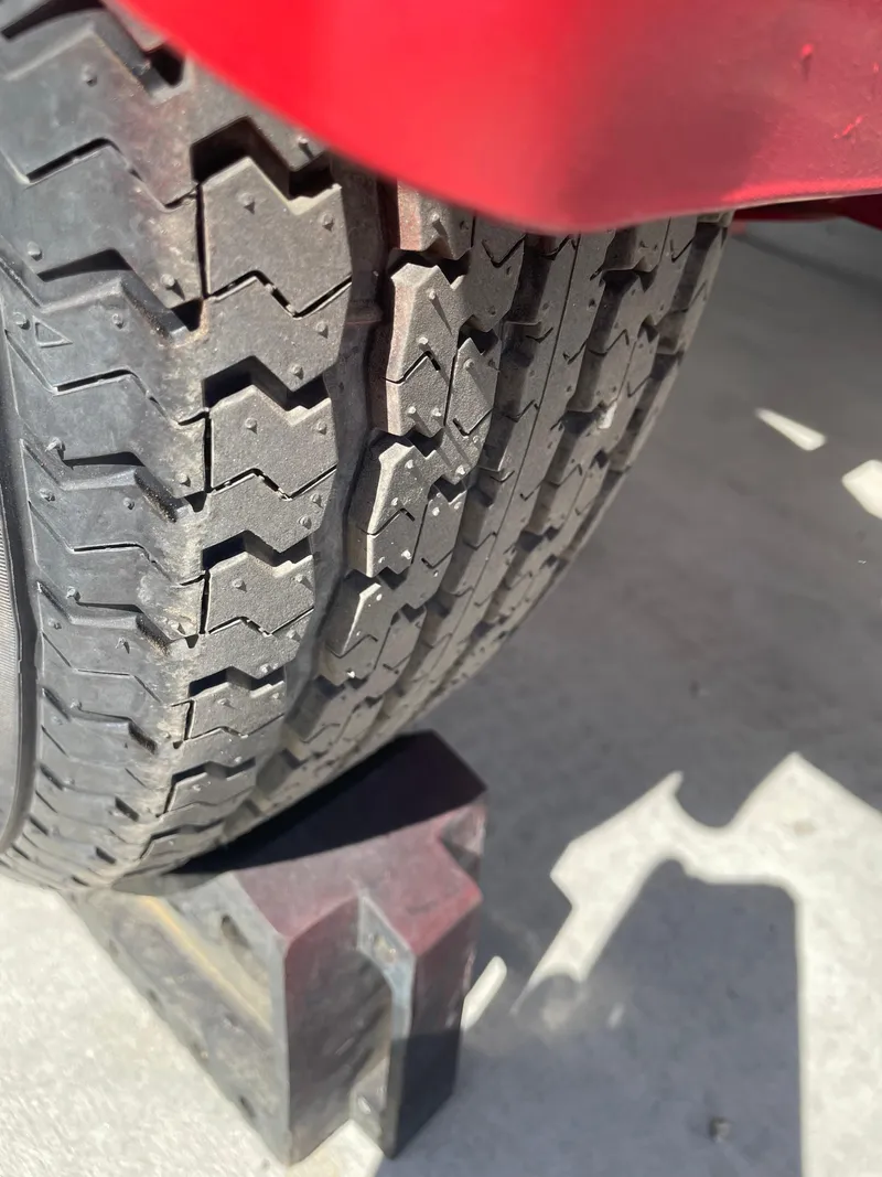 Slide: The Image of Close-up of a tire on a 1996 Four Winns 190 Horizon DLX boat trailer. - 39
