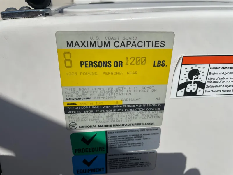 Slide: The Image of 1996 Four Winns 190 HORIZON DLX capacity label: 8 persons or 1200 lbs maximum. - 40