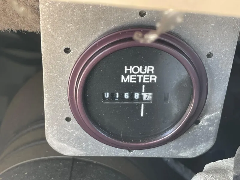 Slide: The Image of Hour meter reading 1687 on 1996 Four Winns 190 Horizon DLX boat. - 41