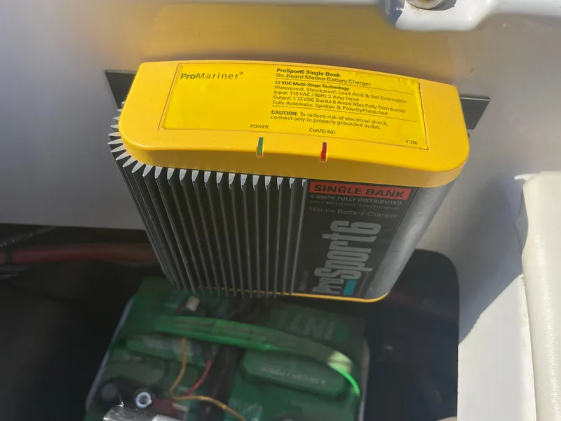 Slide: The Image of Battery charger in a 1996 Four Winns 190 HORIZON DLX boat. - 42