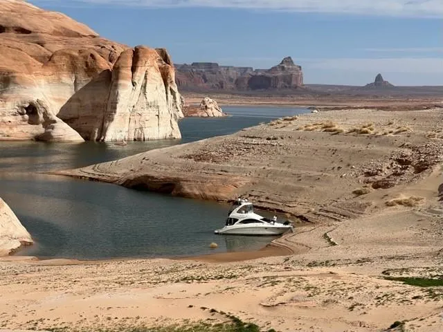 Slide: The Image of Sea Ray 36 Sedan Bridge 2007 yacht in a scenic desert canyon lake. - 3