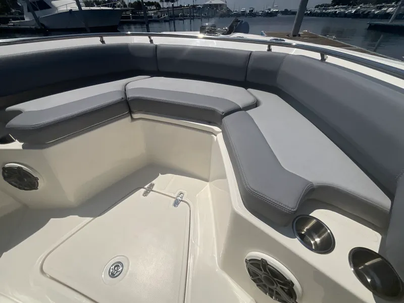 Slide: The Image of Boston Whaler 250 Outrage 2027 - 17