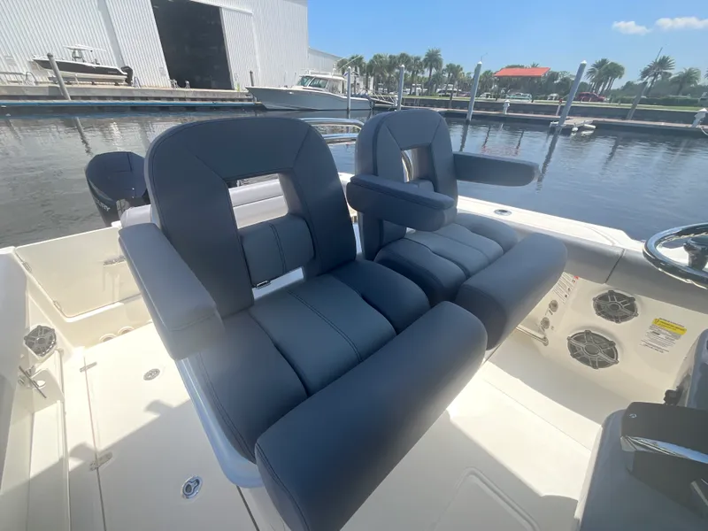 Slide: The Image of Boston Whaler 250 Outrage 2027 - 13