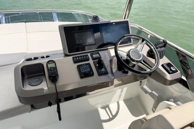 Slide: The Image of Galeon 520FLY 2027 - 27