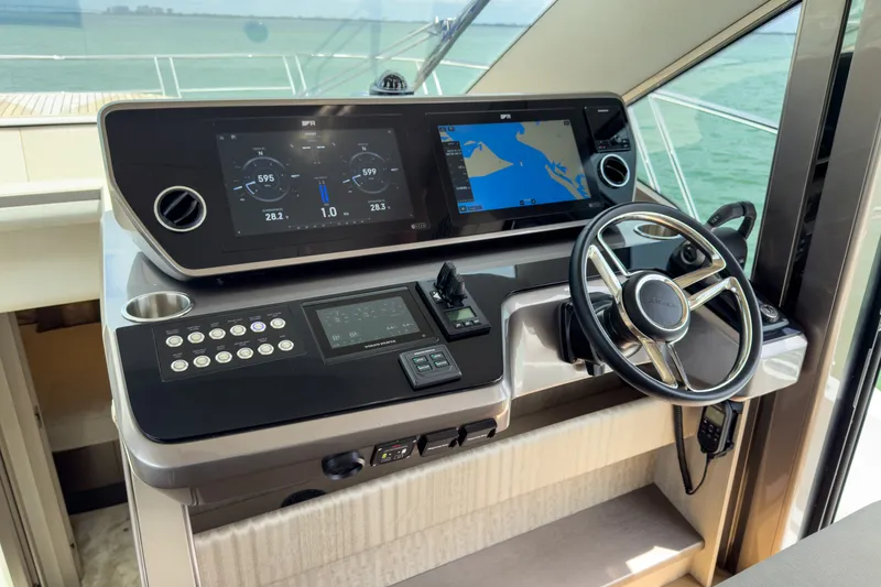 Slide: The Image of Galeon 520FLY 2027 - 18