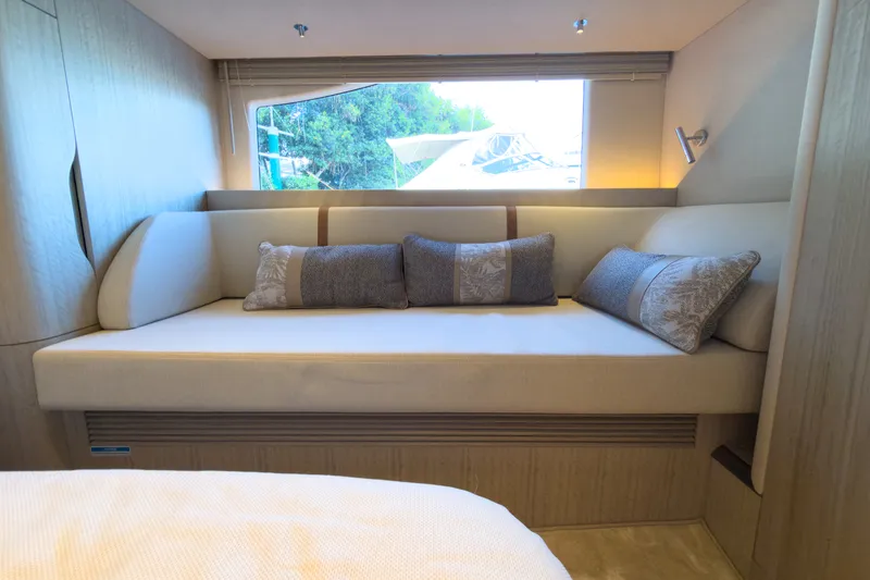 Slide: The Image of Galeon 520FLY 2027 - 35
