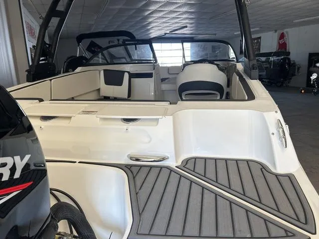 Slide: The Image of Bayliner VR4 BOWRIDER 2023 - 3