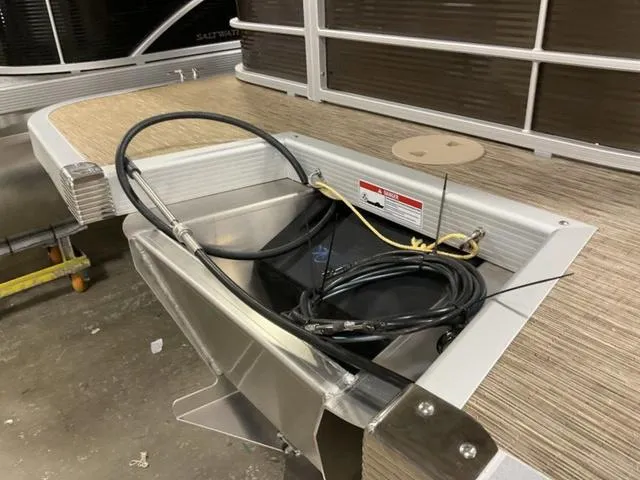 Slide: The Image of Bennington 23LL (23' L-Series L-Bench) 2023 - 11