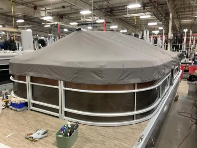 Slide: The Image of Bennington 23LL (23' L-Series L-Bench) 2023 - 13