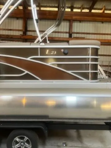 Slide: The Image of Bennington 23LL (23' L-Series L-Bench) 2023 - 16