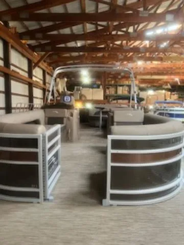 Slide: The Image of Bennington 23LL (23' L-Series L-Bench) 2023 - 17